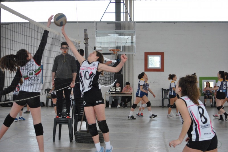 Estudiantes fue sede de una nueva fecha del torneo de vley